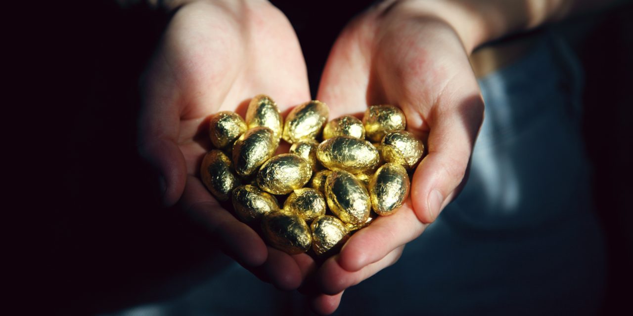 Oro e cioccolato, le due facce dell’uovo pasquale